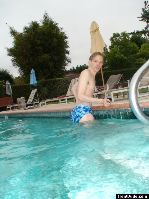 DSC00036_blue_splash_speedo_trentdude_dot_com.jpg