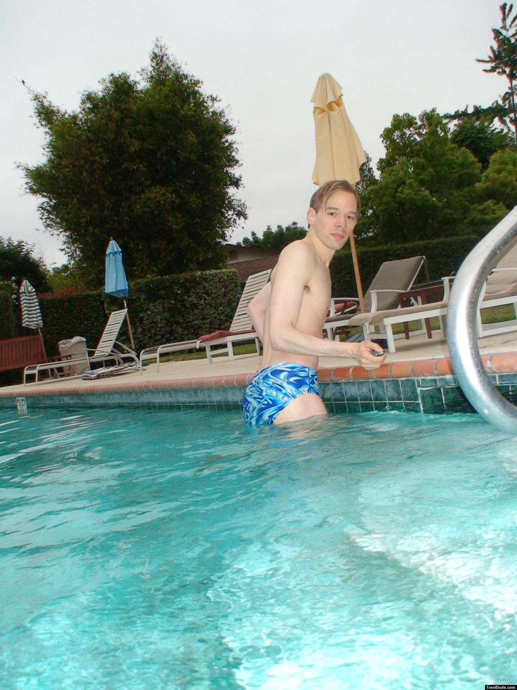 DSC00036_blue_splash_speedo_trentdude_dot_com.jpg
