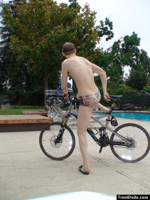 he wouldn't really bike like this (Ami Sanzuri green mood swimsuit) (rear) (best)