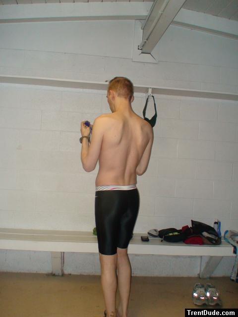 Short hair, putting on swim goggles,  Keywords: rear, legs,  short hair