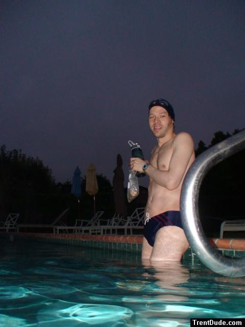 Blue speed / red stripe morning swim