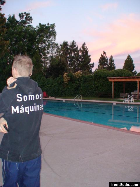 In spanish "Somos Maquinas" (We are machines)
