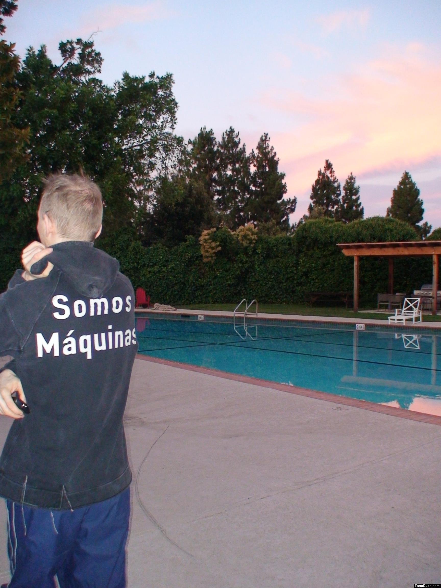 In spanish "Somos Maquinas" (We are machines)