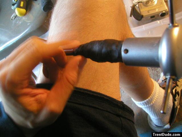 Resting an antenna on the leg - closeup