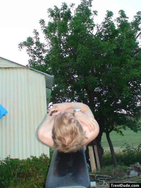 Sit-up on a chair (hair)